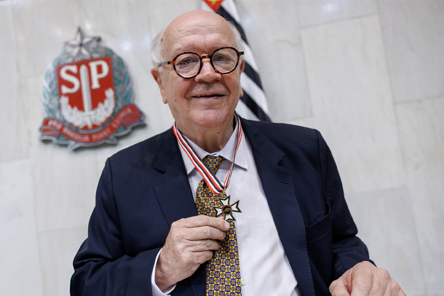 O diretor da Unicamp, Oswaldo Grassioto com o Colar de Honra ao Mérito Legislativo