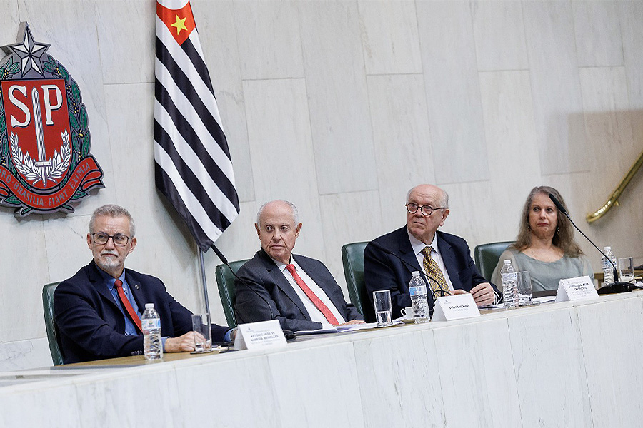 O reitor da Unicamp, Antônio José Meirelles, o deputado Barros Munhoz, o diretor da Unicamp, Oswaldo Grassioto e a vice-reitora da Unicamp, Maria Luiza Moretti